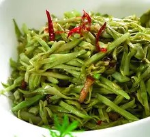 Braised Lentils with Shredded Pork Noodles
