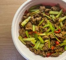 Stir-fried Yellow Beef with Rice in Wooden Bucket