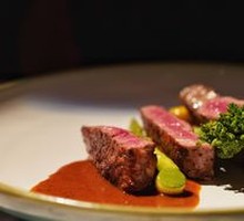Pan-Seared Filet Mignon with Mashed Potatoes and Black Pepper Sauce