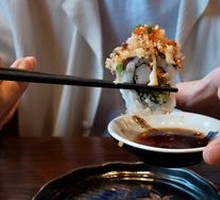 Sauce-Crisp Salmon Roll
