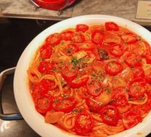 Pan-Seared Salmon Fillet with Tomato Pasta