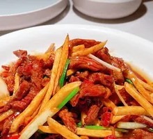 Yellow Chili Stir-fried Black Beef