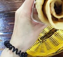 Meat-filled pancake roll