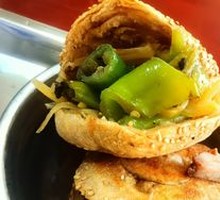 Peking-style baked flatbread with pork belly