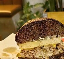 Black Pineapple Crust Burger