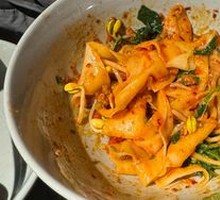 Oil-Poured Wide Noodles