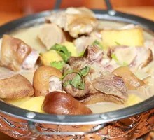 Xiang-style cured pork trotter stewed with selenium-rich potatoes