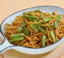 Stir-Fried Noodles with String Beans and Pork