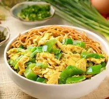 Green Pepper and Egg Noodles