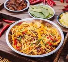 Stir-Fried Spicy Snail Noodles