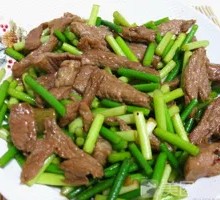 Stir-fried garlic shoots with pork