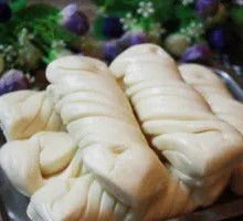 Flower-shaped steamed bun