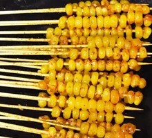 手把玉米粒