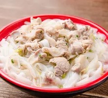 Lean Meat and Rice Noodle Soup with Sausage