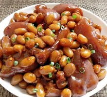 Stewed Pig Trotters with Peanuts