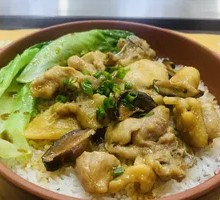 Braised Chicken and Mushroom Steamed Rice in Clay Pot