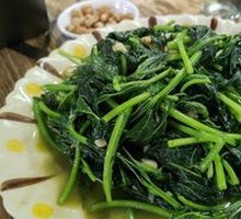 Stir-Fried Sweet Potato Leaves with Garlic
