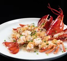 Steamed Lobster with Garlic Rice Noodles