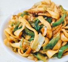 Green Pepper and Beef Tripe Stir-Fried with Knife-Cut Noodles