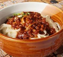 Hot Dry Noodles with Beef and Offal