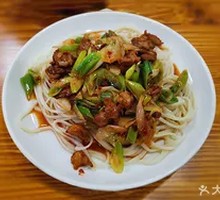 Scallion Stir-Fried Lamb Noodles