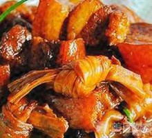 Braised Pork with Yellow Croissant