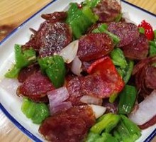 Green Pepper Stir-fried Sausage