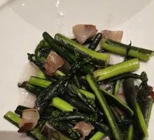 Preserved pork stir-fried with mustard greens
