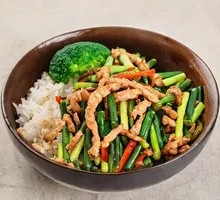 蒜苔牛肉盖浇饭